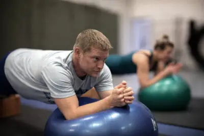 couple performing rolling planks